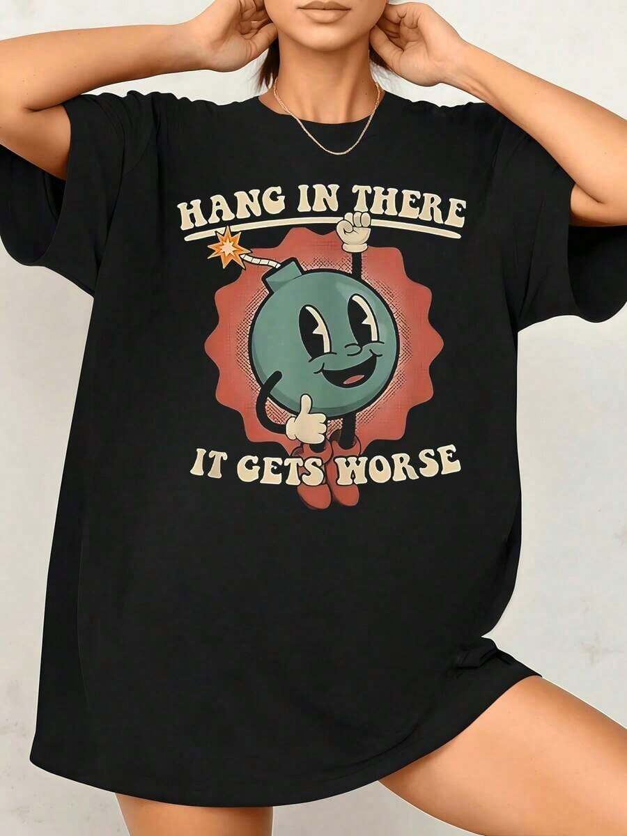 SimpieAndVersatileDesignBomba caricaturesca verde con rostro sonriente y mecha encendida transmitiendo un mensaje irónico sobre afrontar la adversidad camiseta de mujerCottonT-Shirt - Negro - Ver 1