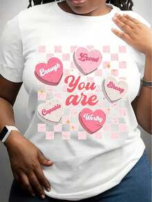 Camiseta con Estampado Gráfico "You're Enough" para el Día de San Valentín - Rojo Vibrante, Manga Corta, Cuello Redondo, con Afirmaciones Positivas, Diseño de Corazón de Caramelo y Cuadros, Ligera, para Verano y Primavera. - Blanco - Ver 1