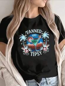 Camiseta ligera de manga corta en color negro con un diseño tropical que evoca un ambiente de sol y relajación, perfecta para la playa, la piscina o como ropa de vacaciones, lo que la convierte en una opción ideal para fiestas de verano y actividades de ocio. Una prenda cómoda y versátil. - Negro - Ver 1