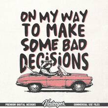 On The Way To Making Some Bad Decisions - Funny Raccoon Graphic T-Shirt. Humorous Phrase. Girl's T-Shirt Design. Sarcastic Raccoon. - 白色 - 查看 8