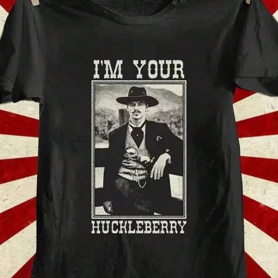 Camiseta estampada de algodón puro de 180 g/m² para hombre, 100% algodón, con estampado retro occidental "I'm Your Huckleberry". Estilo vintage, confeccionada con tejido de punto. Cómoda, duradera, transpirable, suave, fácil de limpiar, resistente a las manchas. Estilo clásico de película, ideal para uso casual y para fans de películas. Duradera y de fácil cuidado, mantiene su viveza. - Negro - Ver 1