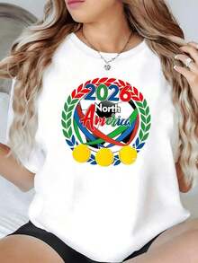 Símbolo vibrante que celebra la unión deportiva del continente norteamericano en el año 2026 con colores vivos que representan la pasión la energía y la diversidad que inspira el espíritu ganador camiseta de mujer casual moderna cómoda para fanáticas del fútbol - Blanco - Ver 1
