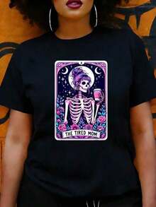 Camiseta de Mujer Estilo Gótico con Diseño de Esqueleto de Mamá Cansada con Taza de Café y Motivos Florales para Uso Casual en Otoño e Invierno. Regalo Perfecto para Mamás y Mujeres que Aman el Humor Negro y la Moda Única. - Negro - Ver 1