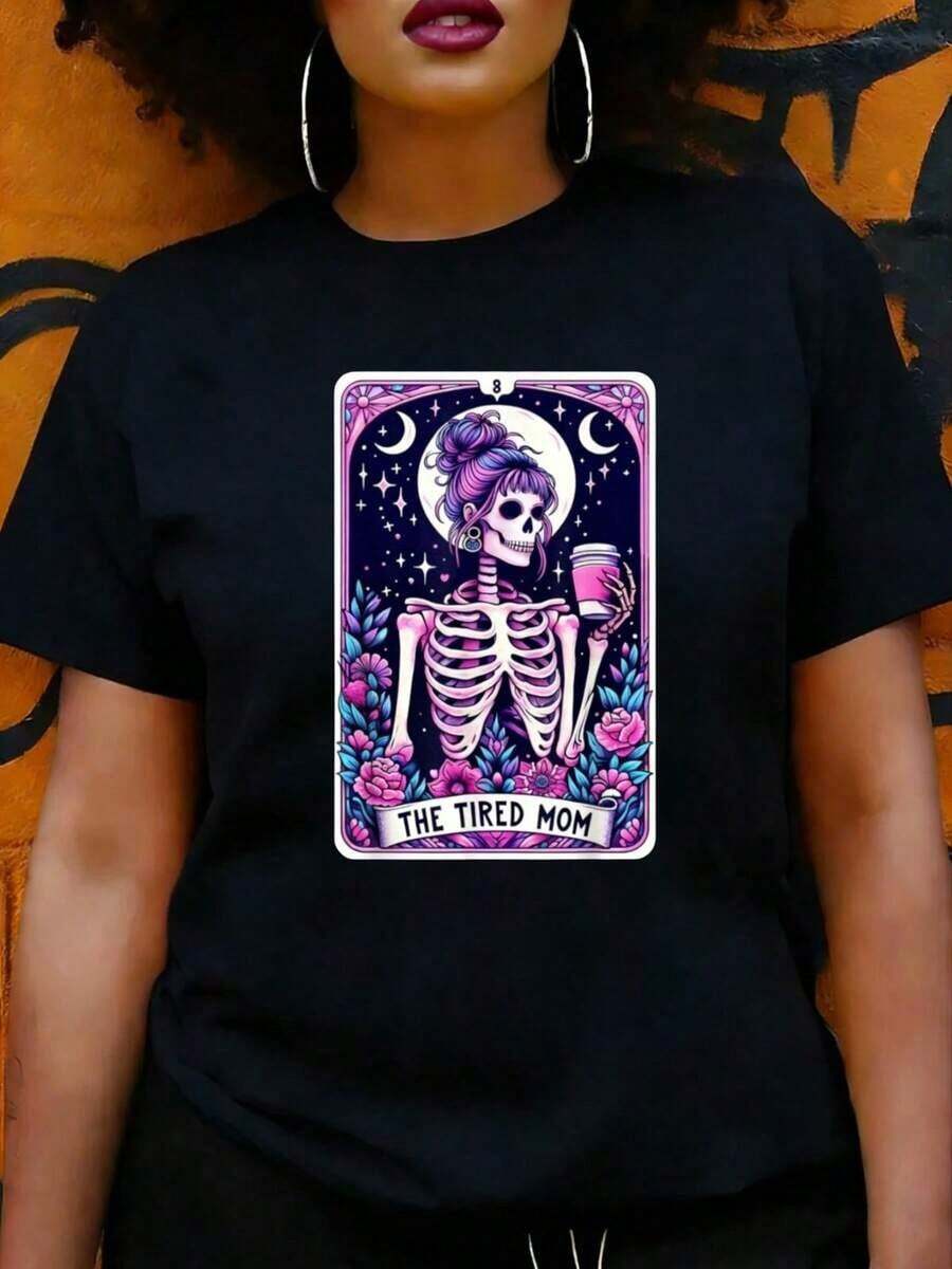 Camiseta de Mujer Estilo Gótico con Diseño de Esqueleto de Mamá Cansada con Taza de Café y Motivos Florales para Uso Casual en Otoño e Invierno. Regalo Perfecto para Mamás y Mujeres que Aman el Humor Negro y la Moda Única. - Negro - Ver 1