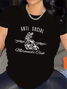La camiseta de manga corta para mujer de SimpieAndVersatileDesign presenta un diseño de "Anti-Social Mermaid Club", está hecha de un material ligero y duradero, perfecta para uso casual en casa o en una cafetería. La tela está estampada, lo que la hace cómoda para el uso diario. Camiseta de algodón. - Negro - Ver 7