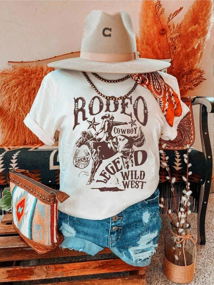 Nueva camisetaGráfico inspirado en el espíritu del rodeo con jinete audaz, caballo salvaje y elementos del lejano oeste que evocan libertad y fuerza femenina camiseta para mujer 100% algodón casual y cómodaImpresión exquisita. Adecuado como regalo. playera de mujer. blusas>elegante,Playera Gráfica Casual para Mujer con Estampado | Verano 2026 - Blanco - Ver 1