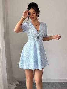 Vestido corto verano 2026 estilo francés europeo, cuello V, manga abullonada, cintura alta con lazos, tejido jacquard, corte A - Azul - Ver 3