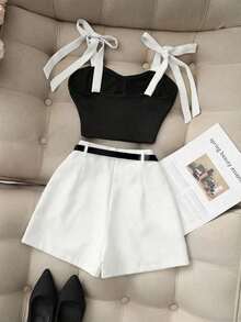 Conjunto Sexy  de 2 Piezas – Top con Tirantes Finos y Lazo Frontal en Contraste + Shorts Color Caqui – Perfecto para Vacaciones y Citas - Blanco - Ver 2