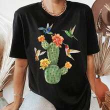 ropa de mujer  C1AmiS1eta con estampado de colibrí del desierto, rega1lo para avistamiento de aves. C1AmiS1eta B1OtániC1A con C1Actus en flor. Conjunto primaveral de acuarela del desierto. Esta camiseta unisex de 220 g, 12430 % algodón, está confeccionada con fibras resistentes y de alta calidad que se adaptan a diferentes tipos de cuerpo, ofreciendo comodidad y durabilidad. Esta chaqueta transpirable es ideal para todas las estaciones, desde primavera/verano hasta otoño/invierno, perfecta para vacaciones y conjuntos de fin de semana. camisas de mujer - Negro - Ver 1