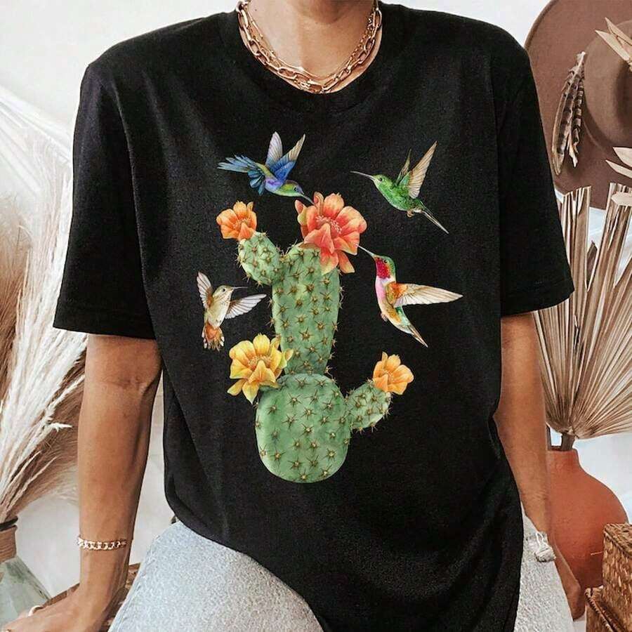 ropa de mujer C1AmiS1eta con estampado de colibrí del desierto, rega1lo para avistamiento de aves. C1AmiS1eta B1OtániC1A con C1Actus en flor. Conjunto primaveral de acuarela del desierto. Esta camiseta unisex de 220 g, 12430 % algodón, está confeccionada con fibras resistentes y de alta calidad que se adaptan a diferentes tipos de cuerpo, ofreciendo comodidad y durabilidad. Esta chaqueta transpirable es ideal para todas las estaciones, desde primavera/verano hasta otoño/invierno, perfecta para vacaciones y conjuntos de fin de semana. camisas de mujer - Negro - Ver 1