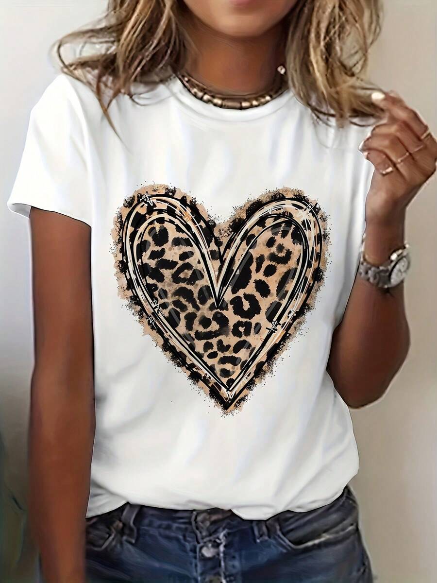 Camiseta Estampada para Mujer con Diseño de Corazón de Leopardo - Camiseta Casual de Manga Corta y Cuello Redondo, Corte Relajado para Todas las Estaciones, Perfecta para Uso Diario o Atuendos de Vacaciones (Lavable aáquina), Combina Perfectamente con Jeans Azules. - Blanco - Ver 1