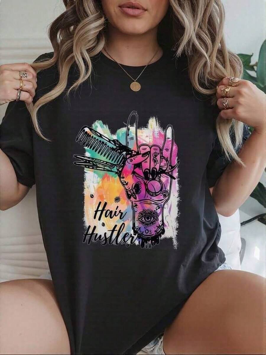 Camisetas Para Mujer AlgodónCamiseta gráfica informal para mujer con diseño "Hair Hustler" en colores vibrantes, perfecta para estilistas y fanáticas de la moda urbana, cómoda para el uso diario, disponible en tallas grandes y color negro, ideal para ocasiones casuales, ropa femenina moderna. mundial 2026 - Negro - Ver 1