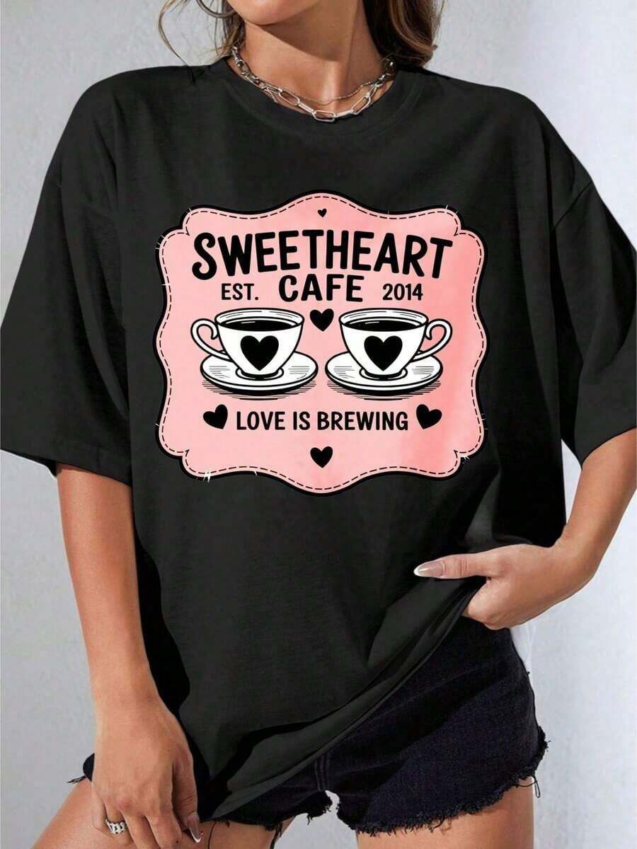 GiftGirl's White Crew Neck T-Shirt, With Graphic Print Of Coffee Cups With Hearts And The Phrase "Love Is Brewing", For Casual Use And Coffee Lovers, Ideal For Outdoor Parties, Casual Printed T-Shirt, Soft. - 黑色 - 查看 1