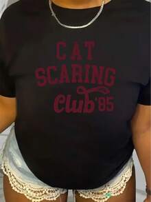 Soft, Breathable, And Lightweight For All-Day Comfort. Plus Size Women's Plus Size Cat Club Print T-Shirt - 100% Lightweight, Machine-Washable, Opaque, Short-Sleeve Casual Tee With Fun Cat And "Club '95" Prints. Suitable For Spring And Summer, This Loose-Fitting Cat Tee Is Perfect For Spring/Summer Wear. The Classic Opaque Fabric And Relaxed Fit Flatter All Body Shapes And Make It Easy To Pair With Jeans, Shorts, And Leggings. - 黑色 - 查看 7