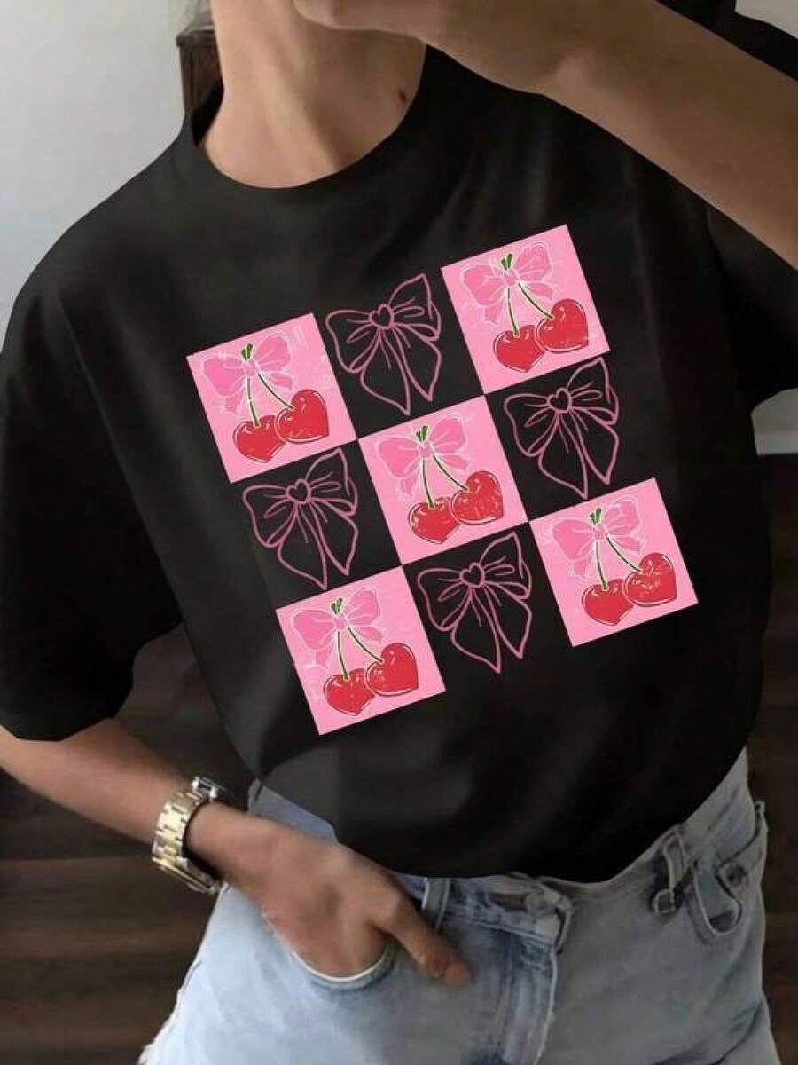 100% Algodón Premium 180g .¡Oferta Especial!Playera.Camiseta única y moderna con diseño Y2K de cerezas y cintas en tonos rosados perfecta para destacar en cualquier ocasión ideal para los amantes de la moda mexicana busca el estilo fresco y divertido que te hará resaltar en tu día a día disponible en talla única Camiseta Streetwear Unisex Ideal para Conciertos y Regalo - Negro - Ver 1