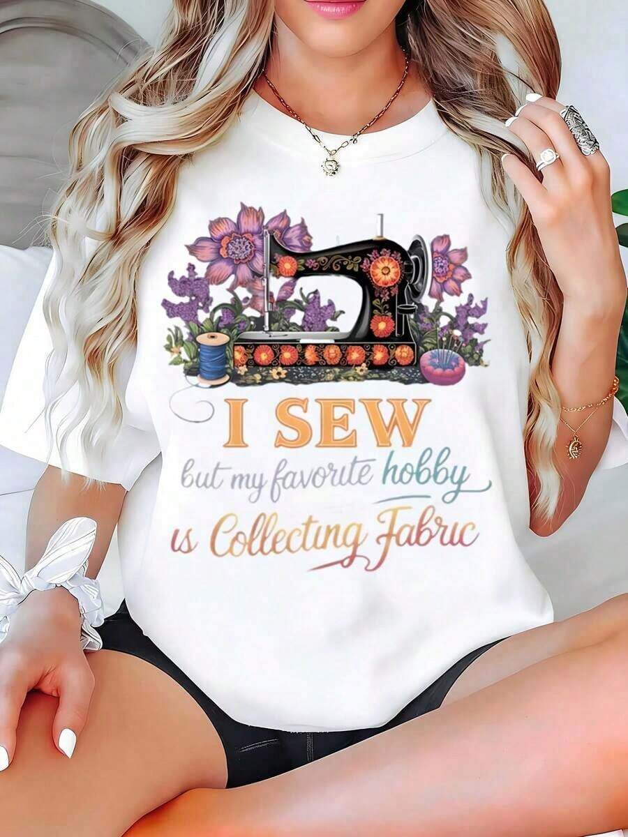 Women's Printed T-Shirt With A Sewing Machine And Flowers. I'm A Sewer, But My Favorite Hobby Is Collecting Fabrics. Casual Short-Sleeved Crew Neck T-Shirt For Spring And Summer. Gift For Sewing Enthusiasts. Plus Size Women's Clothing, Printed Blouses For Women. - 白色 - 查看 1