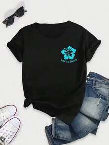 Camiseta de mujer de talla grande, manga corta, con estampado gráfico de hibisco turquesa y el eslogan "La vida es una playa". - Negro - Ver 1