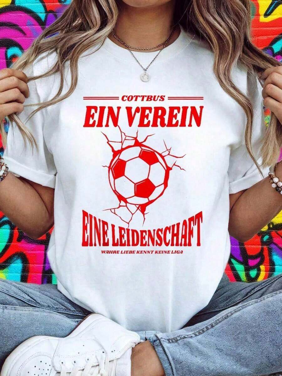 Women's Casual Cotton T-Shirt With The German Text "COTTBUS EIN VEREIN EINE LEIDENSCHAFT" And A German Football Print. This Short-Sleeved, Crew-Neck T-Shirt Is Perfect For Spring/Autumn, Suitable For Everyday Wear, Casual Outings, And As A Holiday Gift. Its Versatile Style Is Also Suitable For Summer. - 白色的 - 查看 1