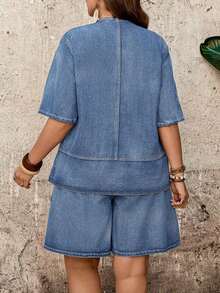 Mature Denim Conjunto informal de 2 piezas de talla grande para mujer con top de cuello redondo y mangas al codo, y shorts con bolsillo de mezclilla - Azul lavado medio - Ver 2