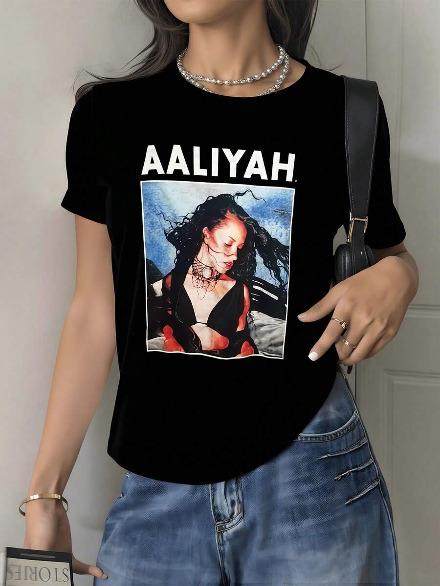Artistic Portrait Showing A Strong Woman With Loose Hair Against A Blue Background, Conveying Energy, Confidence, And Modern Style With Red And Black Details. Modern Casual Women's T-Shirt For Everyday Wear. - 黑色 - 查看 1
