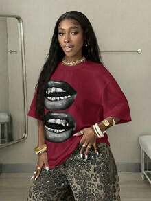 Burgundy Lip Print Short Sleeve Loose Fit T-Shirt, Round Neck, Casual Minimalist Urban Style For Women, Suitable For Spring/Summer, Summer Top - 酒紅色 - 查看 4
