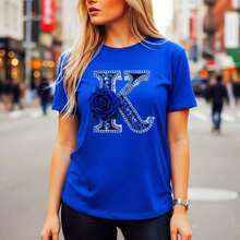 Women's Cotton T-Shirt With Letter K Print, Black Rose Design And Rhinestones, Short Sleeve, Round Neck, Casual Top, Loose Fit, Basic T-Shirt For Everyday Wear, Sizes S-5XL. - 藍色 - 查看 9