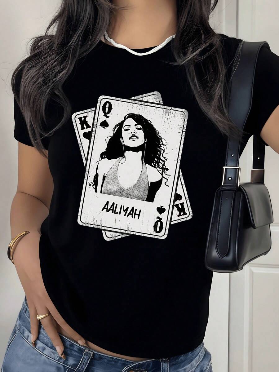 Cartas que simbolizan el poder femenino y la confianza en sí misma acompañadas de una silueta elegante con cabello largo y expresión decidida camiseta de mujer moderna casual para uso diario - Negro - Ver 1