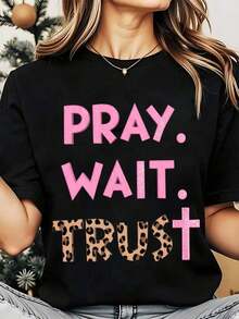 Soft, Breathable, And Lightweight For All-Day Comfort. Women's Crew Neck T-Shirt With A Leopard Print And Pink "Pray Wait Trust" Text, Ideal For Casual Summer Wear And Everyday Outfits, 220g. Classic Crew Neck With A Relaxed Fit That Flatters All Body Shapes And Is Easy To Pair With Jeans, Shorts, And Leggings. - 黑色 - 查看 1