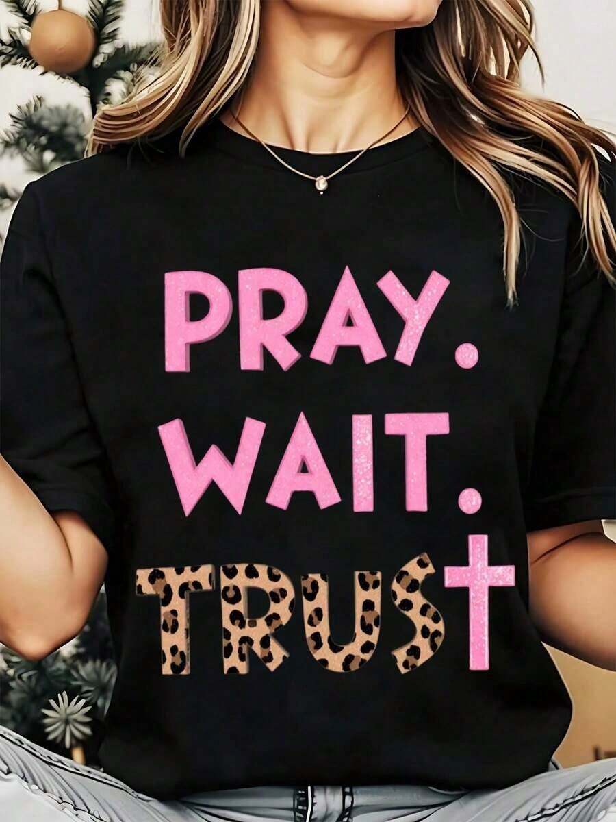 Soft, Breathable, And Lightweight For All-Day Comfort. Women's Crew Neck T-Shirt With A Leopard Print And Pink "Pray Wait Trust" Text, Ideal For Casual Summer Wear And Everyday Outfits, 220g. Classic Crew Neck With A Relaxed Fit That Flatters All Body Shapes And Is Easy To Pair With Jeans, Shorts, And Leggings. - 黑色 - 查看 1