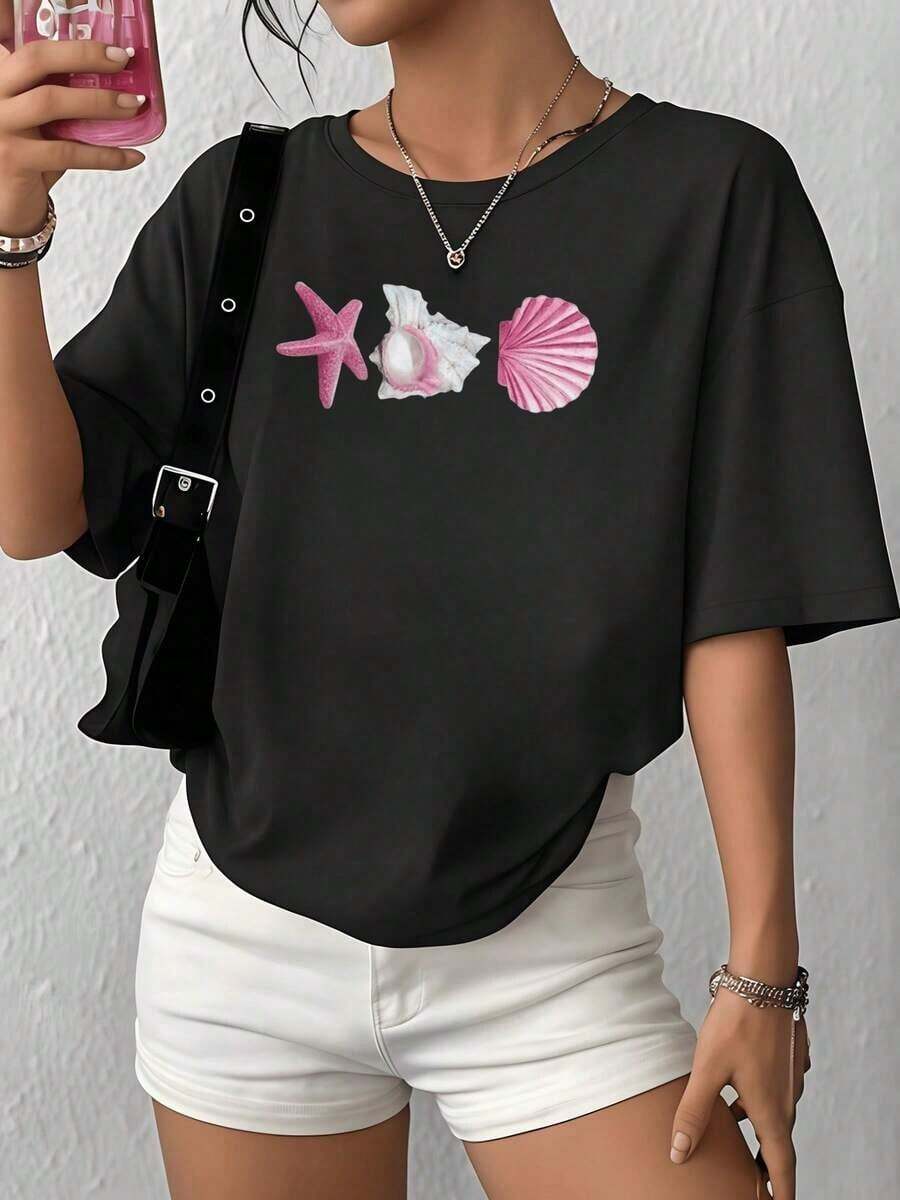100% Cotton. Pink Seashells And A Starfish Evoke The Calm Of The Ocean And The Freedom Of Summer On This Soft And Comfortable 100% Cotton Women's T-Shirt. Women's Simple Solid Color T-Shirt, Loose And Slim Fit Casual Short Sleeve - 黑色 - 查看 1