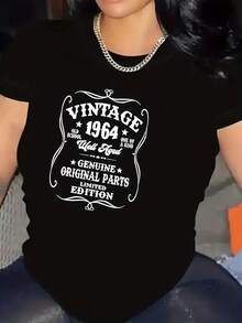 Una encantadora camiseta de verano con un estampado de 1964, diseñada específicamente para mujeres, lo que la convierte en la elección perfecta para un estilo casual en primavera y verano. Una blusa de manga corta cómoda y versátil. - Negro - Ver 6