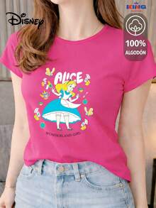 Playera para Dama 100% algodón de excelente calidad, esta playera garantiza una suavidad excepcional al tacto, cuello redondo con estampado "Disney Alice Journey" y manga corta - Rosa Fucsia - Ver 1