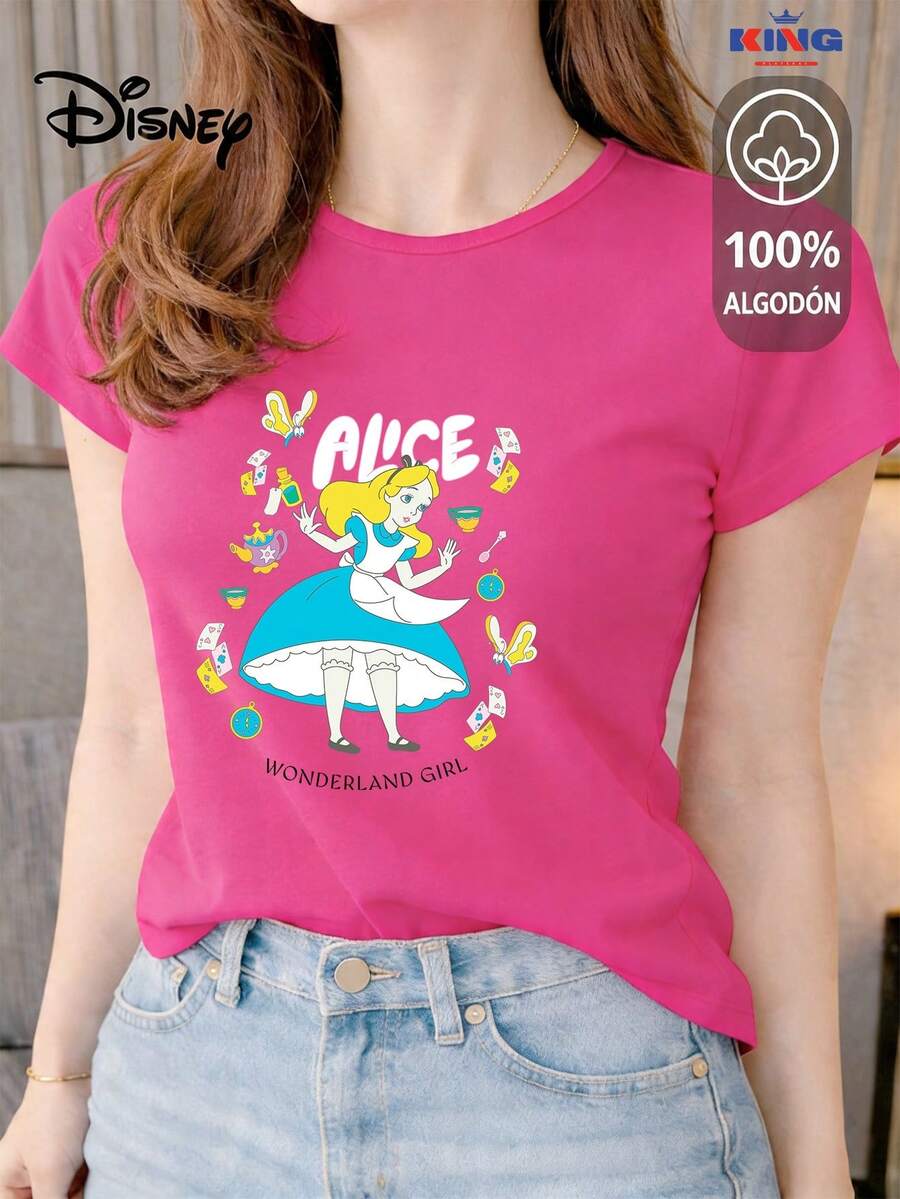 Playera para Dama 100% algodón de excelente calidad, esta playera garantiza una suavidad excepcional al tacto, cuello redondo con estampado "Disney Alice Journey" y manga corta - Rosa Fucsia - Ver 1