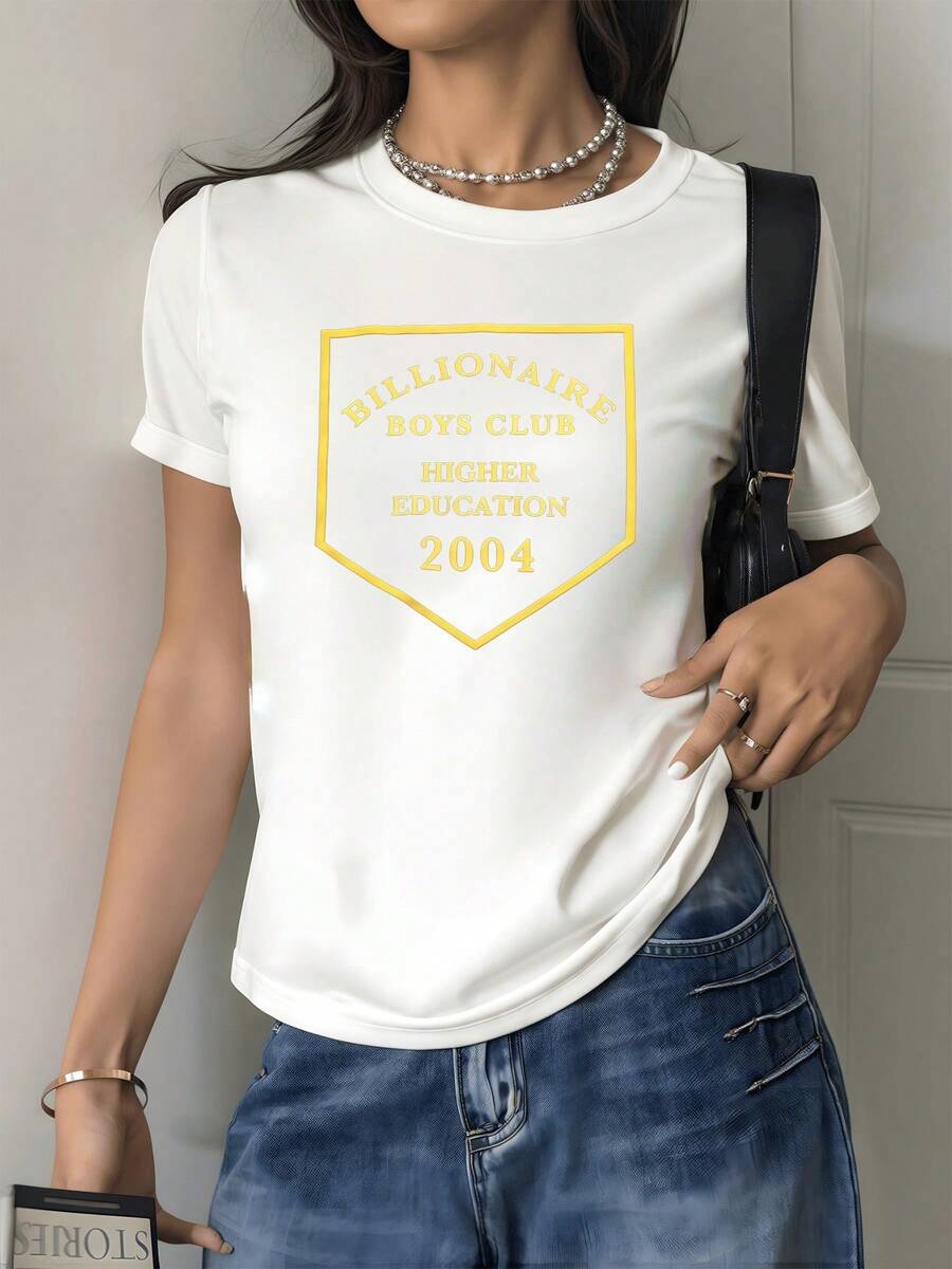 Golden Symbol Representing The Pursuit Of Knowledge And Academic Pride With Elegant Lettering That Evokes Strength And Ambition On A University-Inspired Shield. Modern Casual Women's T-Shirt For Everyday Wear - 白色 - 查看 1
