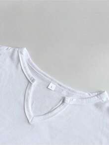 Women's Short-Sleeved T-Shirt With A Minimalist V-Neck And A Star Print Commemorating "250 Years Of American Liberty 1776-". This Casual Sweater Is Made From A Soft, Lightweight, And Comfortable Material, Offering A Modern And Patriotic Style Perfect For Everyday Wear. Sizes: S-5XL. - 白色 - 查看 6