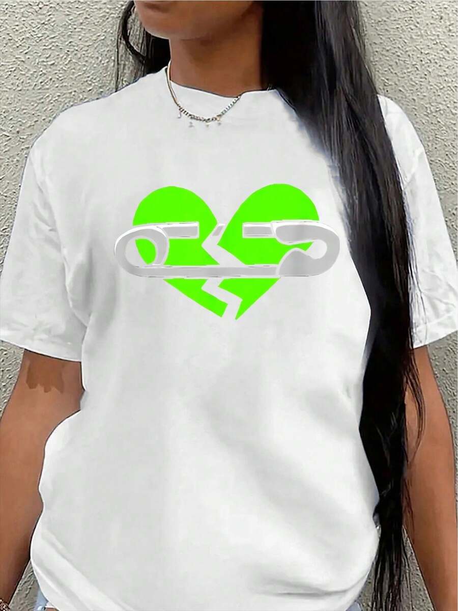 This Lightweight And Durable Short-Sleeved T-Shirt, Featuring A Green Heart Design And A Safety Pin, Is Perfect For Wearing At Home, In A Restaurant, Or Outdoors, Offering A Comfortable Everyday Wear Experience. Women's Blouses > Clothing - 白色 - 查看 1