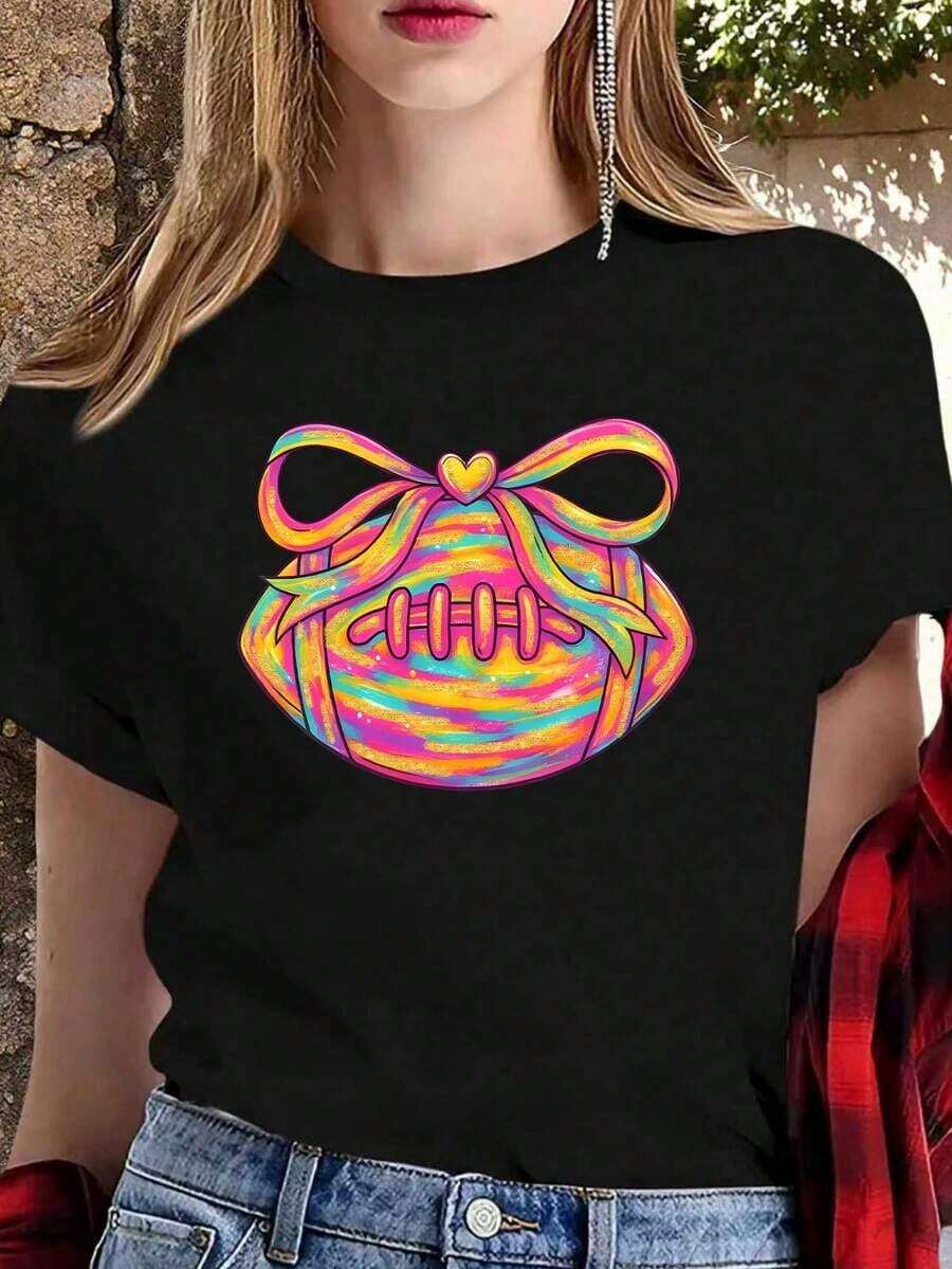 Nueva Camiseta de Moda para Mujer: Estampado Colorido de Fútbol Americano con Lazo Decorativo, Diseño Brillante, Camiseta de Manga Corta, Estilo Deportivo y Moderno para el Verano, Camiseta Casual a la Moda - Camiseta Unisex de Algodón Holgada de Manga Corta y Cuello Redondo Estilo Vintage Urbano. - Negro - Ver 1