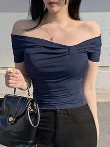 Camiseta casual de manga corta con hombros descubiertos y lazo asimétrico para mujer, top de verano sexy y minimalista chic - Azul marino - Ver 10