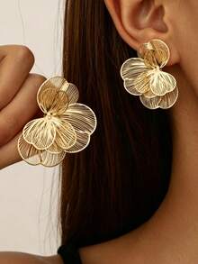 1 Pair New Minimalist Golden Ginkgo Leaf Hollow Floral Petal Earrings, Fashionable Versatile Metal Floral Petal Earrings, Casual Daily Wear Accessories, Friendship Gift - Earrings - View 4