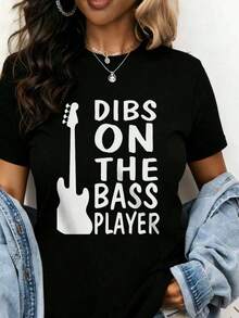 "Under The RadarDibs On The Bass Player" Guitar Graphic T-Shirt For Music Lovers And Band Fans, Casual Wear For Women And Men, Perfect For Concerts And Music Festivals - Vintage Urban Style, Unisex, Cotton, Short Sleeve, Round Neck. - 黑色 - 查看 1