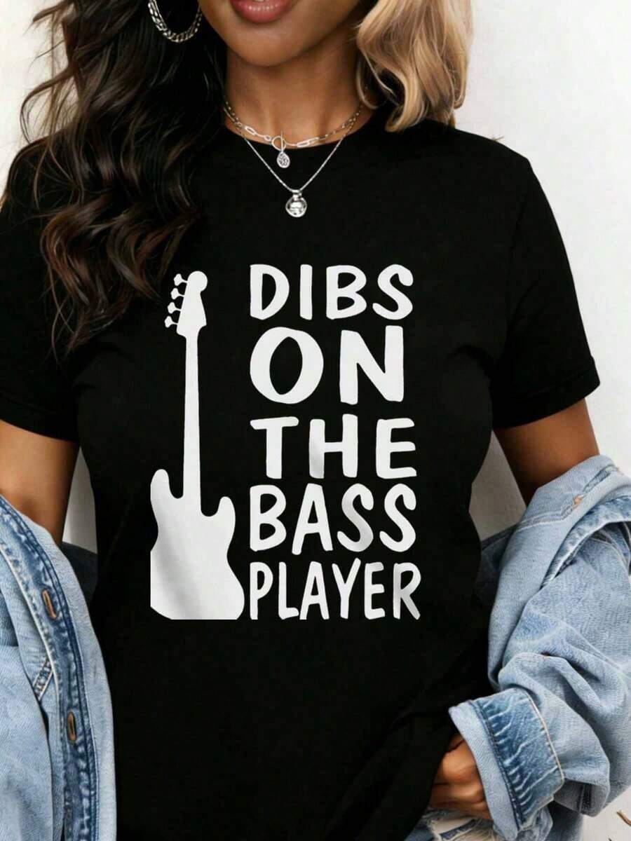 "Under The RadarDibs On The Bass Player" Guitar Graphic T-Shirt For Music Lovers And Band Fans, Casual Wear For Women And Men, Perfect For Concerts And Music Festivals - Vintage Urban Style, Unisex, Cotton, Short Sleeve, Round Neck. - 黑色 - 查看 1