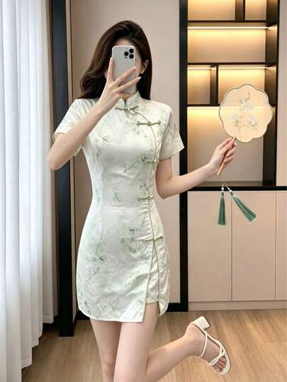 Neuer chinesischer Stil hellgrünes Jacquard Cheongsam Kleid, Damen Slim Fit Kurzarm Mandarin Kragen Qipao mit Froschknöpfen & Seitenschlitz