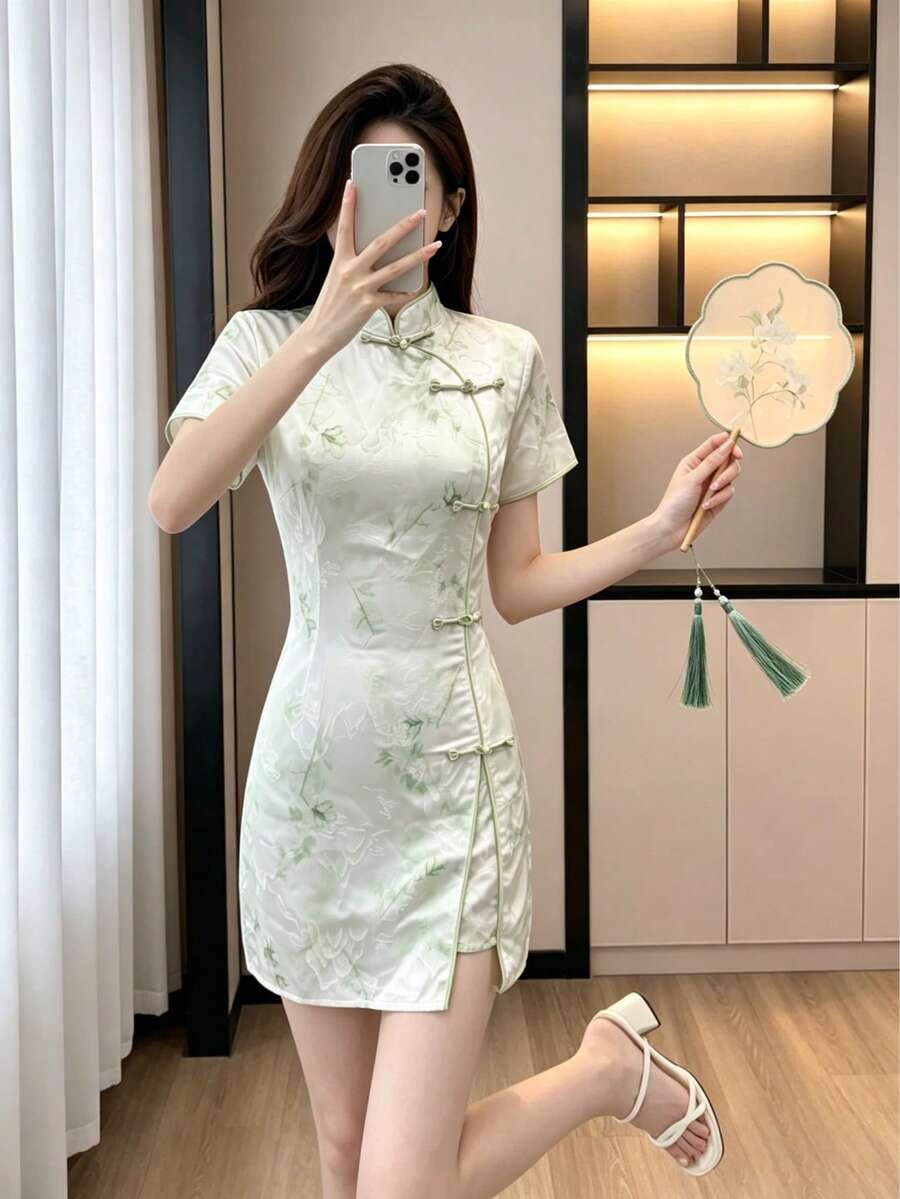 新款中国风浅绿色提花旗袍连衣裙,女士修身短袖立领旗袍,配以盘扣和侧开衩 - 綠色 - 查看 1
