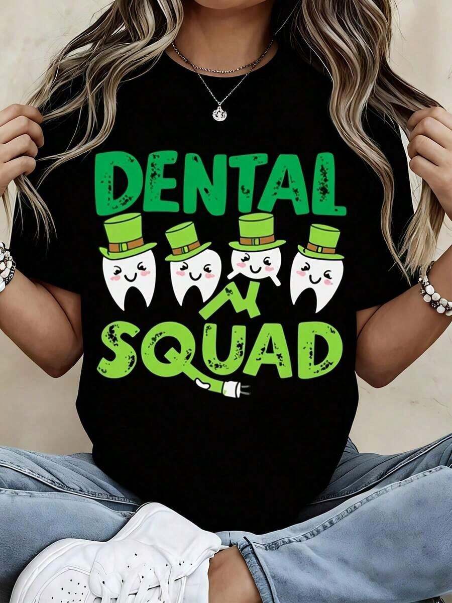 Nueva camiseta de moda para mujer con cuello redondo, diseño de equipo dental, estampado de diente blanco, sombrero de leprechaun y herramientas dentales para la celebración del Día de San Patricio. Diseño versátil, para el verano. - Negro - Ver 1