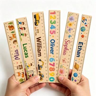 1 chiếc thước gỗ có thể tùy chỉnh tên, thước gỗ in hình hoạt hình dễ thương, thước gỗ cá nhân hóa với hình in sống động, quà tặng tựu trường, thước cá nhân hóa phù hợp cho việc học tập và lớp học, thước gỗ có vạch chia rõ ràng, quà tặng tựu trường lý tưởng và dụng cụ toán học.