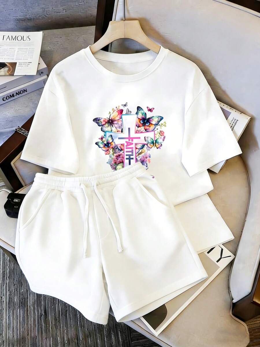Conjunto de dos piezas de camiseta de manga corta y shorts para mujer, con mariposas coloridas alrededor de la cruz, letras "FAITH" y decoración floral, conjunto casual con patrón fresco - Camiseta blanca + pantalones cortos blancos - Ver 1