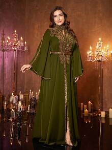 Đầm maxi cao cấp bằng satin đính kết tinh tế, cổ đứng, tay bồng, xẻ tà cao, dành cho nữ cỡ lớn của UNITHORSE, hoàn hảo cho các dịp trang trọng, tiệc gala, đám cưới, lễ trao giải, v.v. Mùa xuân - Màu xanh Ô liu - Xem 1
