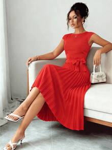 2026 Nuevo vestido de verano de unicolor elegante y casual con cintura anudada y pliegues, para playa/fiesta, vestido elegante verde con pliegues de longitud media para mujer, vestido casual de verano de manga corta, cuello redondo y cintura, corte evasé - Rojo - Ver 4