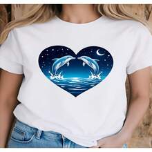 Camiseta de Mujer con Estampado de Corazón de Delfín, Diseño Romántico de Noche en el Océano para Vacaciones en la Playa, Ropa de Verano 2D, Camiseta Casual de Mujer, Diseño Holgado Ligeramente Extendido S-XXXL - Blanco - Ver 1
