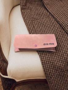 Miu Miu حافظة نظارات بيضاوية من المخمل الوردي، صندوق تخزين نظارات محمول من المخمل الناعم بتصميم ريترو، واقي عدسات مضاد للخدش، إكسسوار موضة يومي للسفر للفتيات - وردي فاتح - مشاهدة 3
